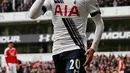 Gelandang Tottenham, Dele Alli melakukan selebrasi usai mencetak gol kegawang MU pada lanjutan liga Inggris di stadion White Hart Lane, London, (10/4). Tottenham menang telak atas MU dengan skor 3-0. (Reuters/John Sibley)