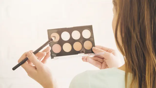 Tips Makeup Golden Hour Glow yang Pancarkan Aura Warm dan Radiant