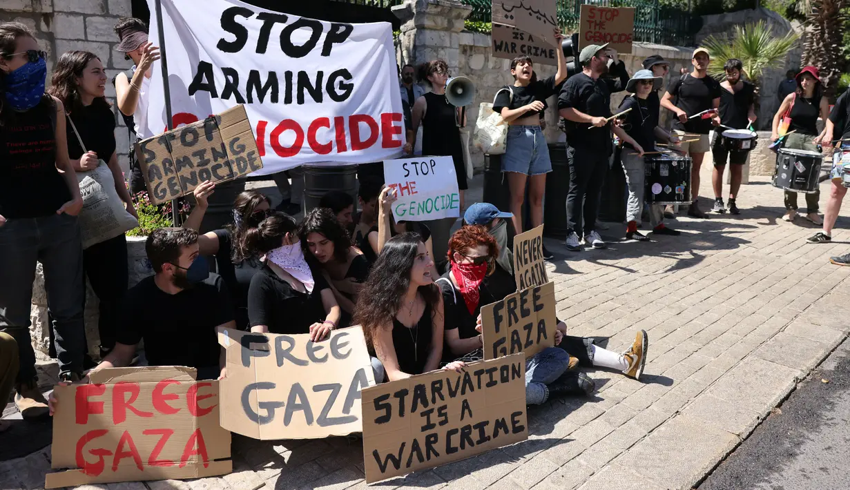 Aktivis sayap kiri Israel saat berunjuk rasa menentang perang yang sedang berlangsung di Gaza, di depan konsulat AS di Yerusalem pada 24 Mei 2024. (AHMAD GHARABLI/AFP)