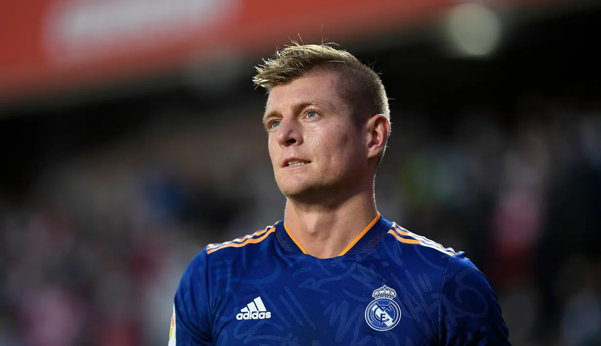 Toni Kroos merupakan salah satu gelandang terbaik di dunia yang saat ini bermain di Real Madrid. Ia menyebut bahwa rekannya, Karim Benzema lebih pantas mendapatkan penghargaan Ballon d'Or 2021 daripada Lionel Messi. (AFP/Jorge Guerrero)