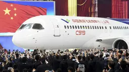 Para tamu mengambil gambar pesawat jet penumpang C919 yang dibuat oleh Commercial Aircraft Corp of China ( Comac) di Shanghai, China, (2/11/2015).  Comac meluncurkan Pesawat buatan Cina pertama dengan kapasitas 158 tempat duduk. (REUTERS/Stringer) 