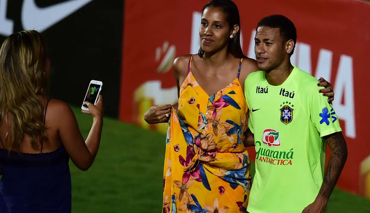 Pemain Brasil, Neymar Junior berfoto selfie bersama penggemarnya usai melakukan sesi latihan di Salvador, Brasil, Senin(16/11/2015). Brasil akan melawan Peru pada Qualifikasi Piala Dunia Rusia 2018. AFP Photo/Christophe Simon)