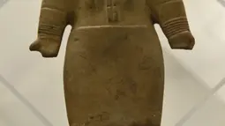Sebuah patung yang ditemukan di Ekuador ditampilkan di Museum Nasional, Quito, Ekuador, Rabu (25/7). Artefak yang terdiri dari patung dan bejana dibeli oleh seorang kolektor pribadi dan dibawa secara ilegal ke Jerman. (Rodrigo BUENDIA/AFP)