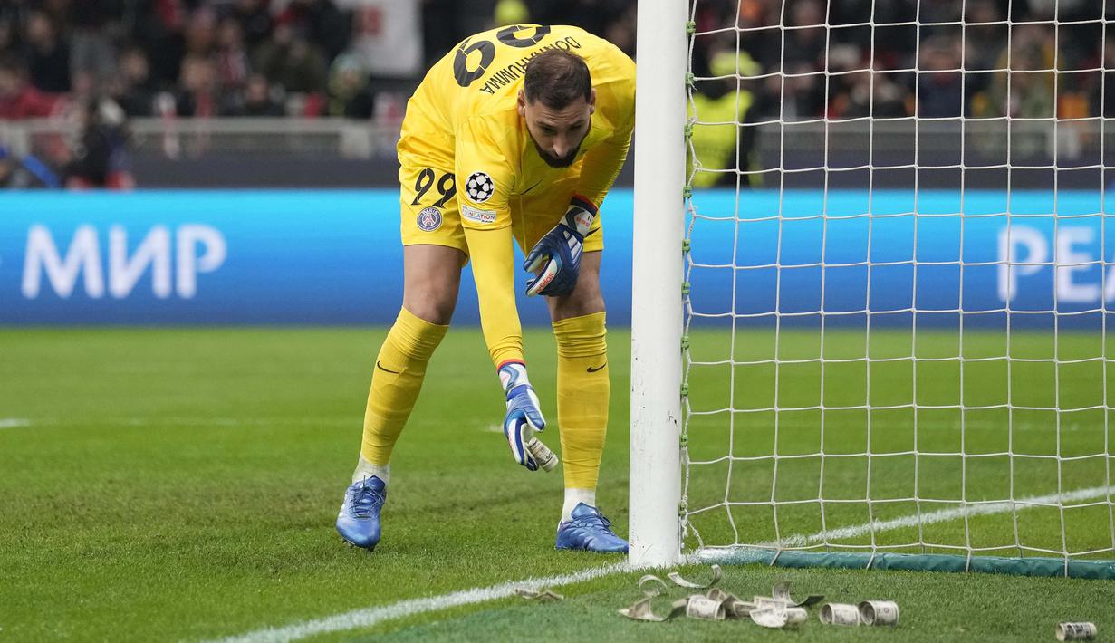 <p>Penjaga gawang PSG, Gianluigi Donnarumma, menyingkirkan uang palsu bergambar dirinya yang dilempar pendukung AC Milan dalam laga matchday 4 Liga Champions 2023/2024 yang berlangsung di San Siro, Milan, Rabu (8/11/2023) dini hari WIB. (AP Photo/Antonio Calanni)</p>