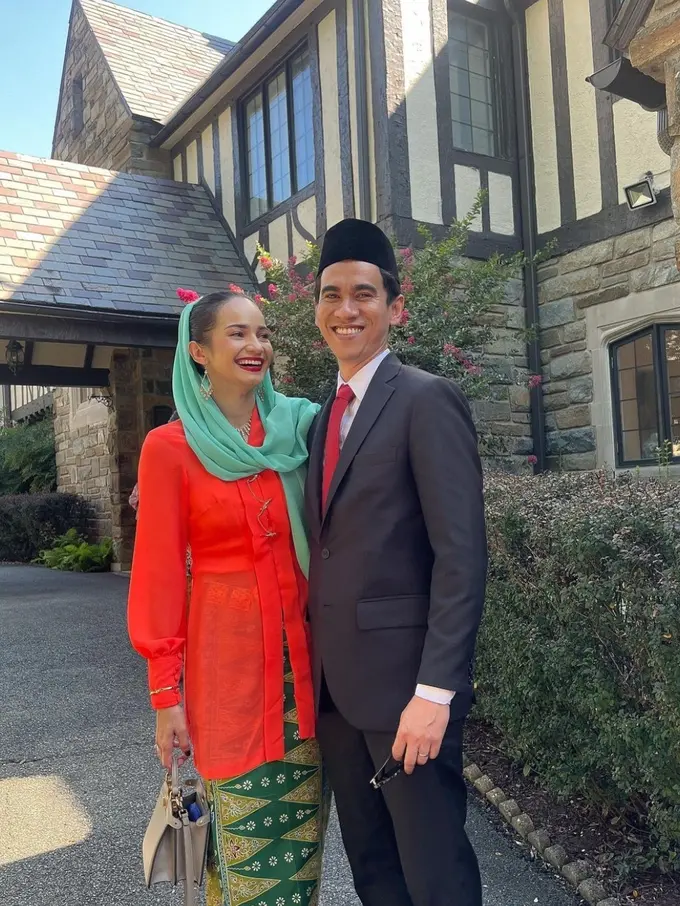 Enzy Storia saat Mengenakan Pakaian Kebaya Betawi