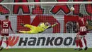 Kiper Olympiakos, Jose Sa kebobolan gol kedua lewat tendangan yang dilepaskan bek Arsenal, Gabriel dalam laga leg pertama babak 16 besar Liga Europa 2020/2021 di Georgios Karaiskakis Stadium, Kamis (11/3/2021). Olympiakos kalah 1-3 dari Arsenal. (AP/Thanassis Stavrakis)