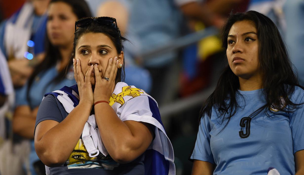 Kesedihan Suporter Uruguay saat timnya kalah dari Venezuela pada babak penyisihan grup Copa America Centenario 2016 di Stadion Lincoln Financial Field, Philadelphia, AS, (10/6/2016). (AFP/Don Emmert)