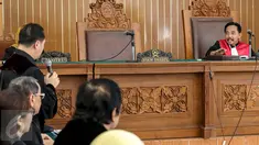 Hakim Tunggal Edi Suprapto saat mendengarkan tanggapan dari tim kuasa hukum OC Kaligis pada sidang praperadilan di Pengadilan Negeri Jaksel, Senin (10/8/2015). Sidang tersebut ditunda karena pihak KPK tidak hadir. (Liputan6.com/Yoppy Renato)