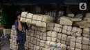Pedagang merapikan besek bambu di Pasar Jatinegara, Jakarta, Kamis (1/7/2021). Harga satu besek dibandrol mulai dari Rp3.000 hingga Rp6.000 tergantung ukuran besek. (Liputan6.com/Faizal Fanani)