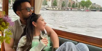 Jessica Mila unggah beberapa foto mesra bersama sang suami, ucapkan selamat ulang tahun yang manis di bagian caption. Di sebuah foto terlihat Jessica Mila bersandar kepada Yakup Hasibuan di dalam sebuah kapal dalam balutan busana kasual bernuansa pastel dan celana jeans. [Foto: Instagram/jscmila]