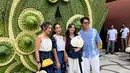 Dion Wiyoko juga terlihat hadir meramaikan acara bersama Sheila Dara dan Happy Salma dengan kemeja biru muda dan celana putih serta Birkenstock Solana VL overlap-strap sandals berbahan suede.  / Foto: Fimela.com