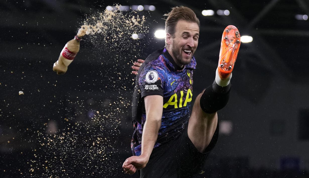 Striker Tottenham Hotspur, Harry Kane menjelma menjadi predator menakutkan bagi lawan-lawannya di muka gawang. Total 243 gol telah dicetaknya di semua ajang kompetisi. Di Liga Inggris ada 5 klub yang paling sering dibobol gawangnya. Klub mana saja? Simak Uraiannya. (AP/Matt Dunham)