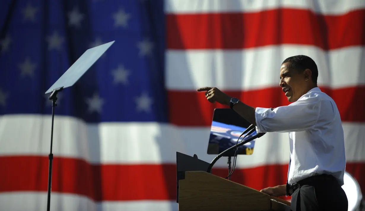 Kandidat presiden dari Partai Demokrat AS Senator Illinois Barack Obama berbicara dalam sebuah kampanye di Western Gateway Park di Des Moines, Iowa, 31 Oktober 2008. (AFP Photo/Emmanuel Dunand)