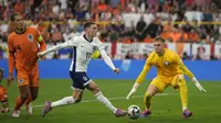 Aksi gelandang Inggris, Phil Foden di wilayah pertahanan Belanda yang dibayangi kiper Bart Verbruggen dan bek Virgil van Dijk di semifinal Euro 2024, Kamis (11/7/2024). (AP Photo/Thanassis Stavrakis)