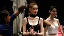 Seorang kontestan bersiap untuk fashion show seleksi pertama Miss Tiffany Universe 2016 di Bangkok, 20 April 2016. Kontes kecantikan ini diikuti sekitar 100 orang peserta dari seluruh Thailand. (REUTERS/Athit Perawongmetha) (REUTERS/Athit Perawongmetha)