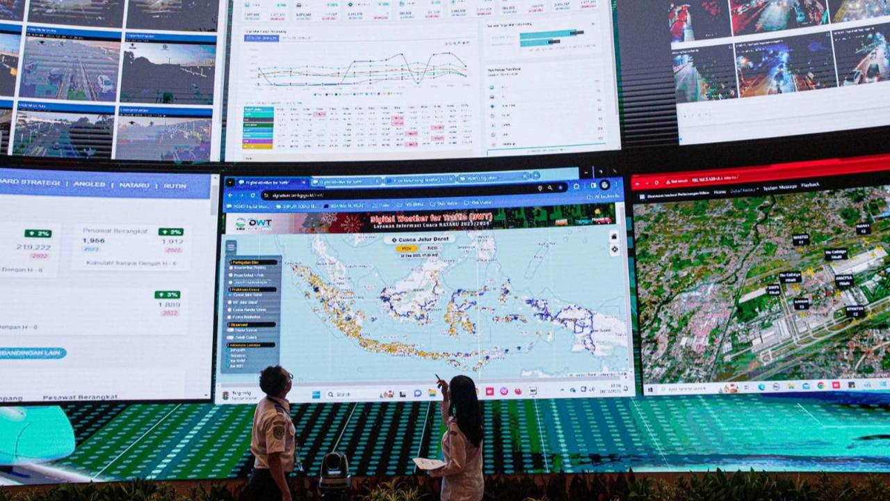 Petugas meninjau layar pantauan di Pos Koordinasi (Posko) Pusat Terpadu Angkutan Natal 2023 dan Tahun Baru 2024 (Nataru) di kantor Kemenhub, Jakarta, Rabu (20/12/2023).