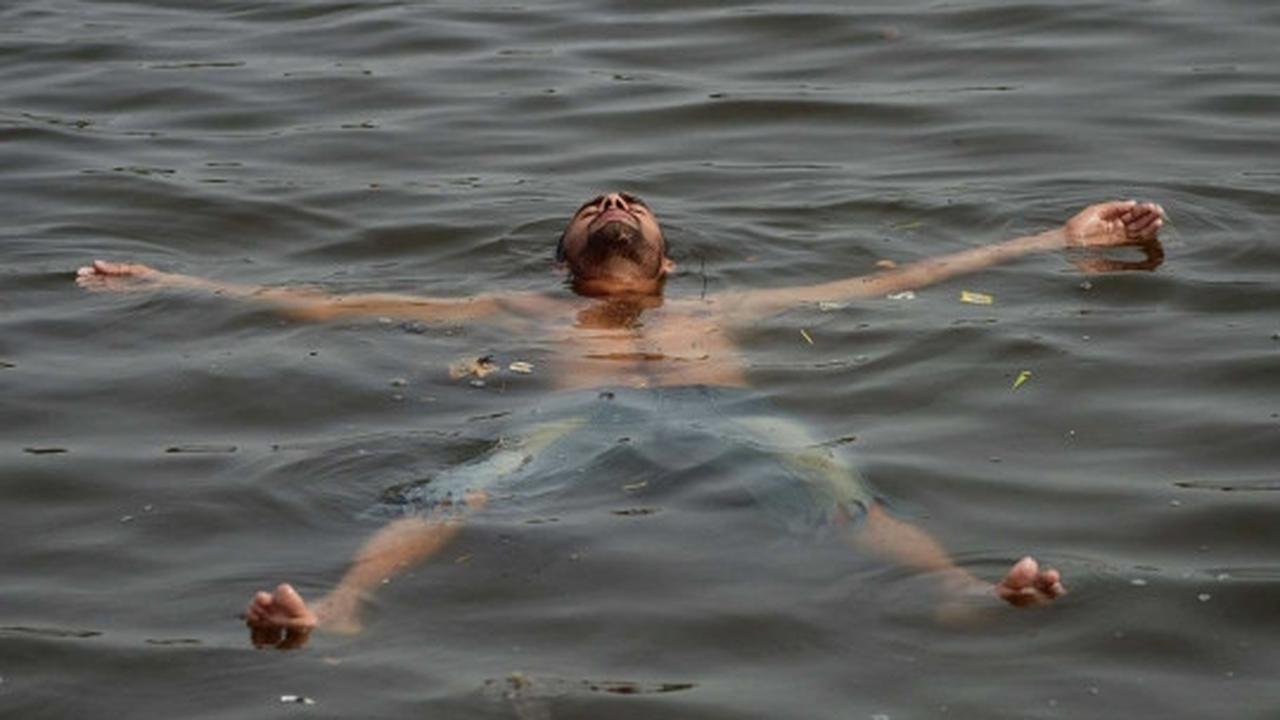 Akibat gelombang panas, banyak warga Pakistan "tidur" di sungai