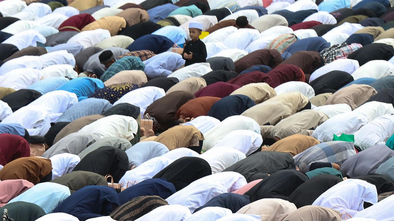 FOTO: Ribuan Warga Bogor Padati Stadion Pakansari untuk Shalat Idul Fitri