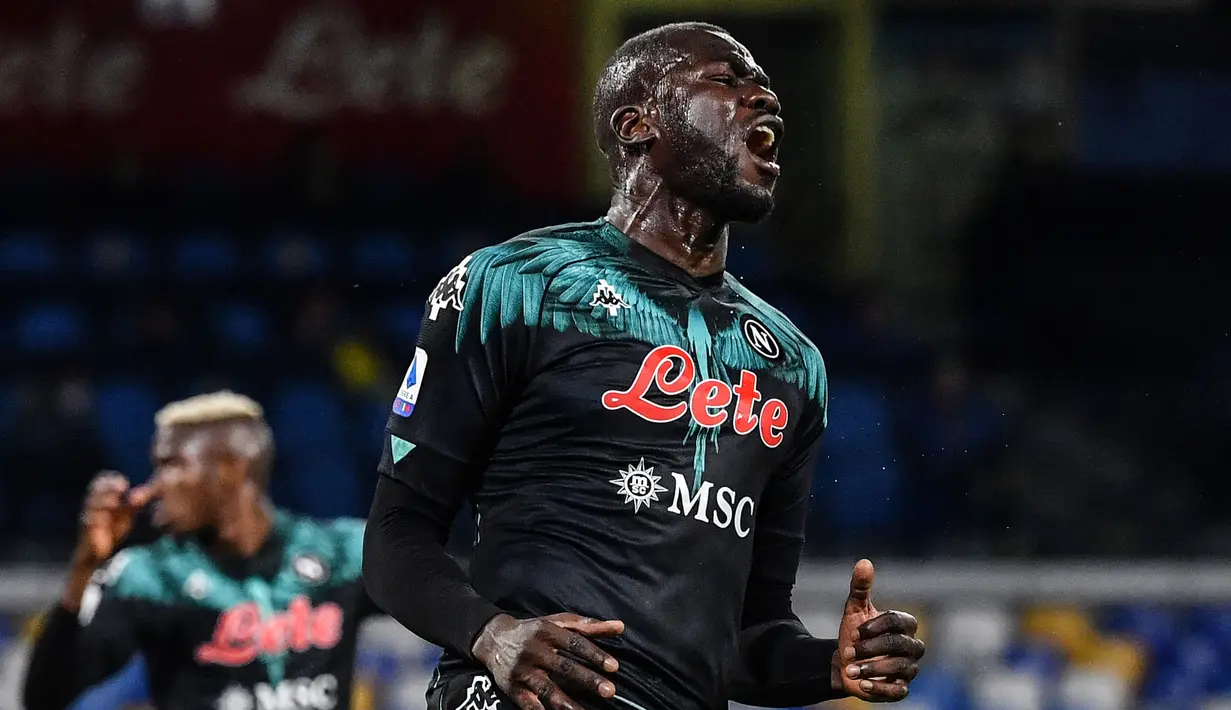 Bek tengah Napoli, Kalidou Koulibaly selalu dikaitkan dengan Manchester United pada setiap bursa transfer. Sayangnya Napoli tak pernah melepas pemain berkebangsaan Senegal tersebut. (Foto: AFP/Tiziana Fabi)