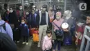 <p>Sejumlah pemudik pejalan kaki antre menunggu giliran masuk ke kapal "Roll on-Roll off" (RoRo) untuk menyeberang di Pelabuhan Merak, Banten, Jumat (29/4/2022) dini hari. Berdasarkan data yang dirilis ASDP Cabang Merak, hingga pukul 20.00 WIB, Rabu, 28 April 2022, jumlah penumpang yang menyeberang dari Pelabuhan Merak ada 261.741 orang. (Liputan6.com/Angga Yuniar)</p>