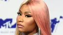 Nicki Minaj hadir dengan rambut setengah pink dan setengah blonde pada MTV Video Music Awards 2017. (TOMMASO BODDI/AFP/Getty/USMagazine)