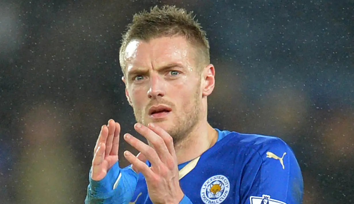 9. Jamie Vardy, striker yang membuat kejutan di Premier Leagur musim ini dengan menorehkan 24 gol. Sebelumnya tak ada yang mengenal bomber asal Inggris ini, Ranieri sukses membuatnya bersinar dan menjadikannya seorang bintang. (AFP/Paul Ellis) 