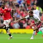 Bek Manchester United atau MU Aaron Wan-Bissaka mengungguli gelandang Aston Villa Douglas Luiz dalam pertandingan Liga Inggris di Old Trafford, Sabtu, 25 September 2021. (Paul ELLIS / AFP)