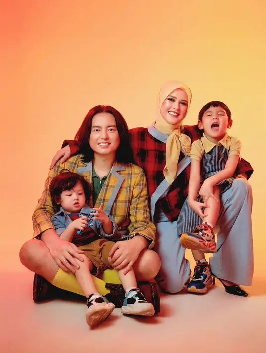 Shaquille dan Jourell sendiri tampil kompak dengan busana nuansa biru-kuning dari jenama Sabine and Heem.  [@cutratumeyriska].