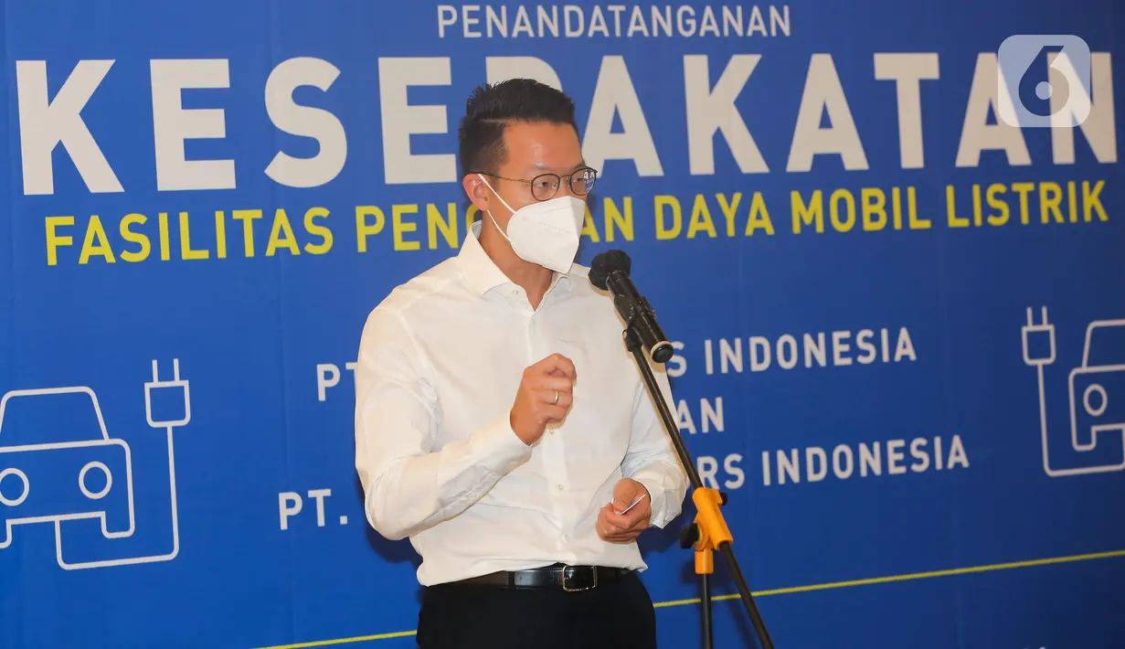 CEO PT Lippo Karawaci Tbk, John Riady memberi sambutan pada penandatanganan kesepakatan kerja sama layanan Fasilitas Charging Mobil Listrik antara PT Hyundai Motors Indonesia (HMID) dan PT Lippo Malls Indonesia (LMI) di Lippo Mall Kemang, Jakarta, Senin (12/04/2021). (Liputan6.com/Fery Pradolo)