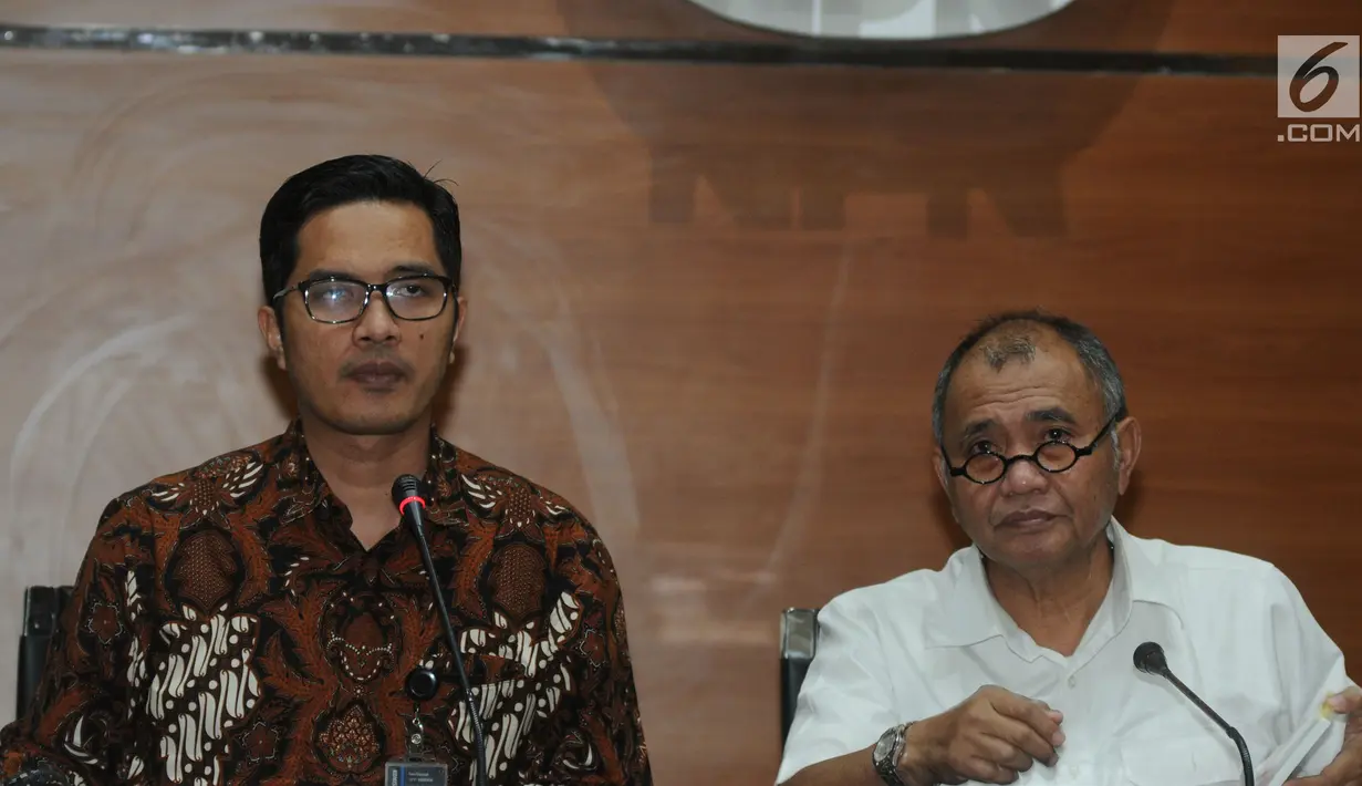 Ketua KPK Agus Rahardjo (kanan) didampingi Jubir KPK Febri Diansyah memberi keterangan terkait korupsi pembangunan RTH di Kota Bandung, Jakarta, Jumat (20/4). KPK menetapkan tiga tersangka dalam kasus tersebut. (Merdeka.com/Dwi Narwoko)