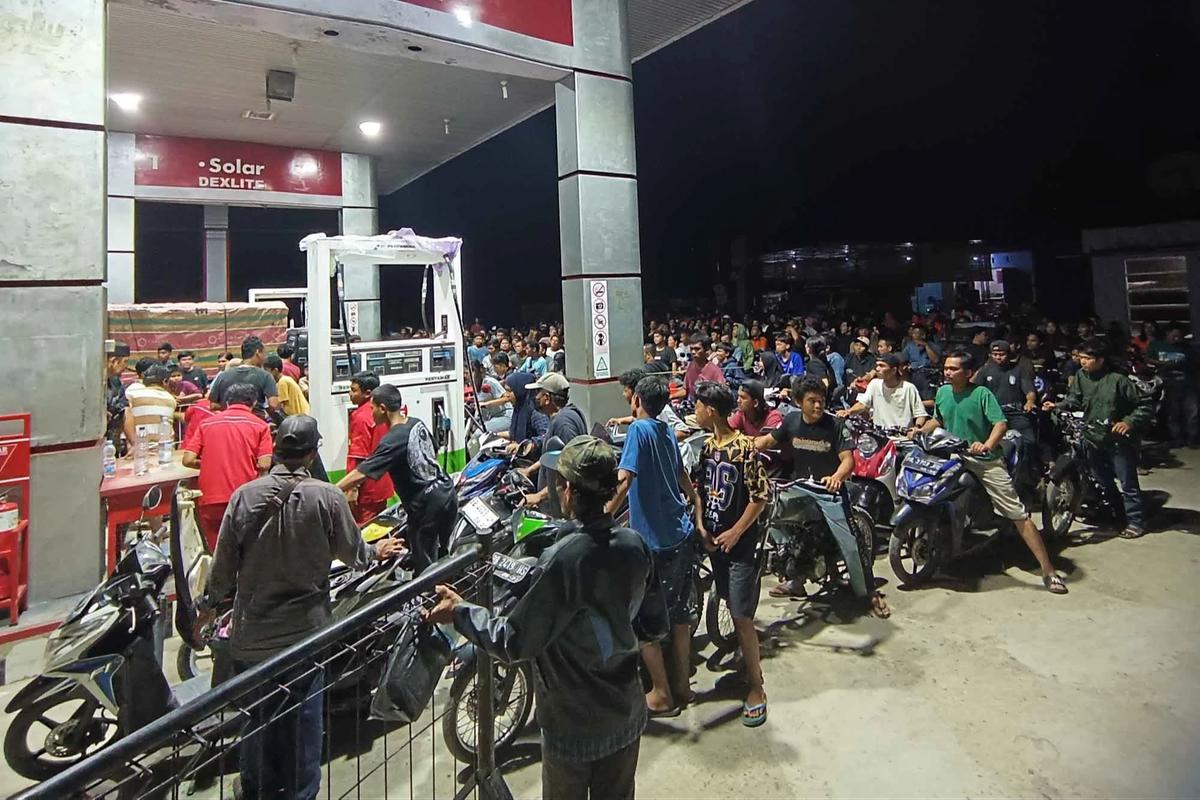 FOTO: Antrean Panjang BBM Warnai Pemulihan Pascabanjir di Sumut dan Aceh