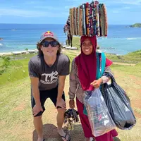 Makin melokal, intip momen lucu pembalap MotoGP selama di Mandalika. (Instagram/joerobertracer).