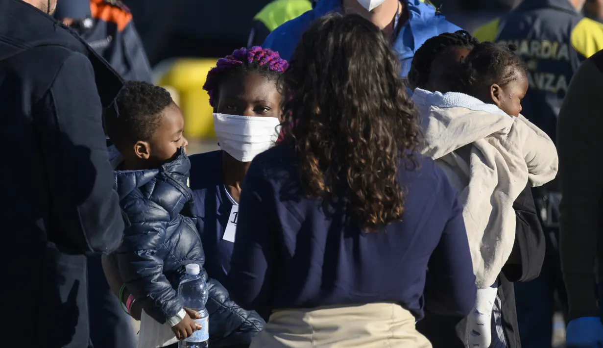 <p>Para migran turun dari kapal kemanusiaan Jerman Rise Above berlabuh di kota pelabuhan Italia selatan Reggio Calabria, Selasa (8/11/2022). Kelompok kemanusiaan Jerman Mission Lifeline mengatakan kapalnya berlabuh di Italia selatan Selasa pagi dan menurunkan 89 orang yang telah diselamatkannya di Mediterania tengah. (AP Photo/Valeria Ferraro)</p>