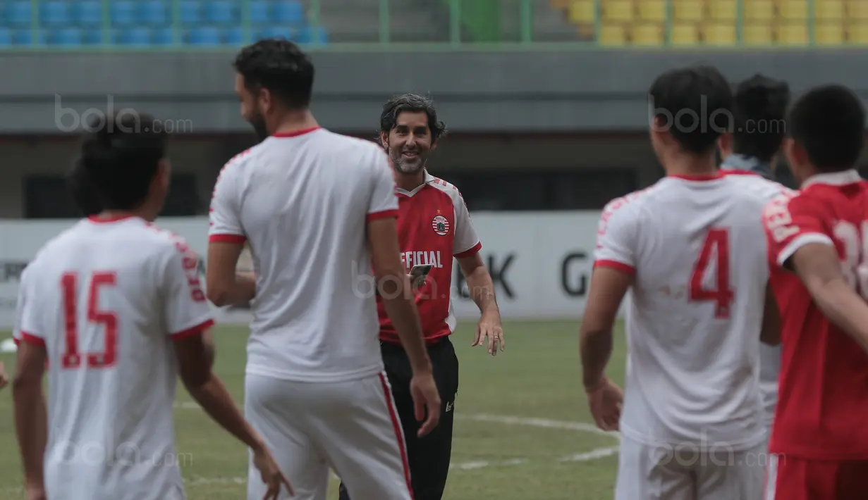 Pelatih Persija Jakarta, Stefano Teco saat memim[pin sesi latihan di Stadion Patriot Bekasi, Sabtu (11/11/2017). Latihan tersebut jelang melawan Bhayangkara FC. (Bola.com/Nicklas Hanoatubun)