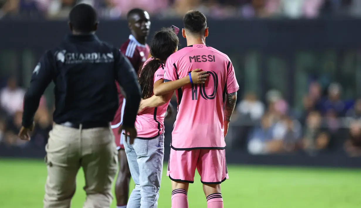 Seorang gadis memasuki lapangan untuk berswafoto dengan Lionel Messi pada laga lanjutan Major League Soccer (MLS) antara Inter Miami melawan Colorado Rapids di Fort Lauderdale, Florida, Amerika Serikat, Minggu (07/04/2024) WIB. (AFP/Megan Briggs)