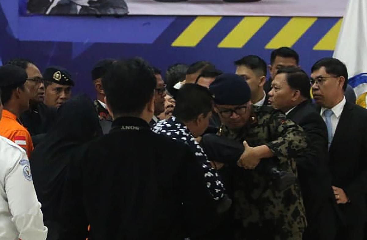 FOTO: Menteri KKP Pingsan saat Upacara Pelepasan Korban Kecelakaan ATR 42-500