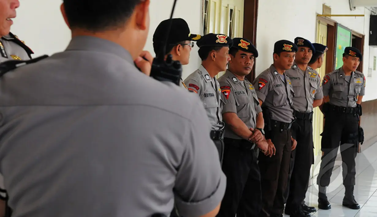 Polda Metro Jaya mengerahkan tiga SSK atau sekitar 300 personel untuk mengamankan jalannya sidang Habib Novel Bamukmin, Jakarta, Rabu (21/1/2015). (Liputan6.com/Faisal R Syam)