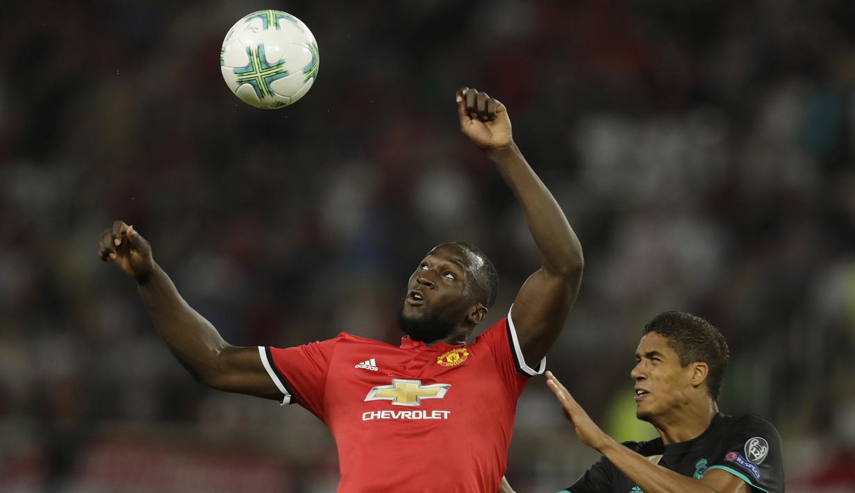 Bintang Manchester United, Romelu Lukaku (kiiri) menjadi salah satu kandidat top scorer Premier League 2017-2018, musim 2016-2017 bersama Everton Lukaku tampil 37 kali dengan mencetak 25 gol. (AP/Thanassis Stavrakis)