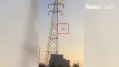 Rekaman pria yang tersetrum listrik 30 ribu volt lalu jatuh dari ketinggian 30 meter ini selamat. Ia bahkan bisa berjalan ke kerumunan orang untuk meminta pertolongan