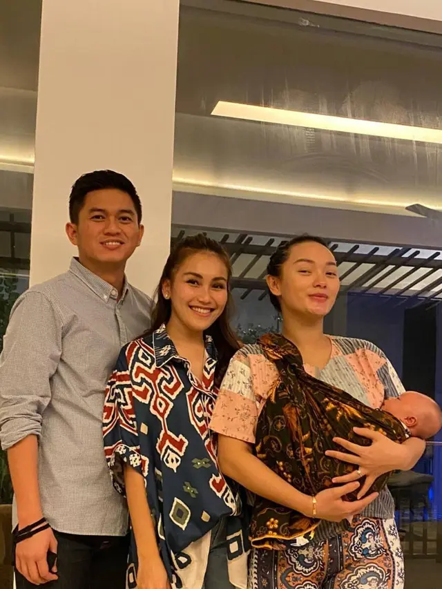 Makin Lengket, Ini 7 Potret Mesra Ayu Ting Ting dan Adit Jayusman