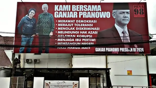 Pena 98 ikut memasang Baliho raksasa yang bertuliskan "Kami Bersama Ganjar Pranowo" di markasnya, kawasan Cokroaminoto, Menteng, Jakarta Selatan.