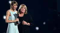 Taylor Swift ditemani ibunda tercintanya, Andrea Swift saat menerima penghargaan di ACM Award 2015. (foto: popsugar)