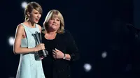 Pidato Menyentuh Ibu Taylor Swift Bikin Haru ACM Awards 2015