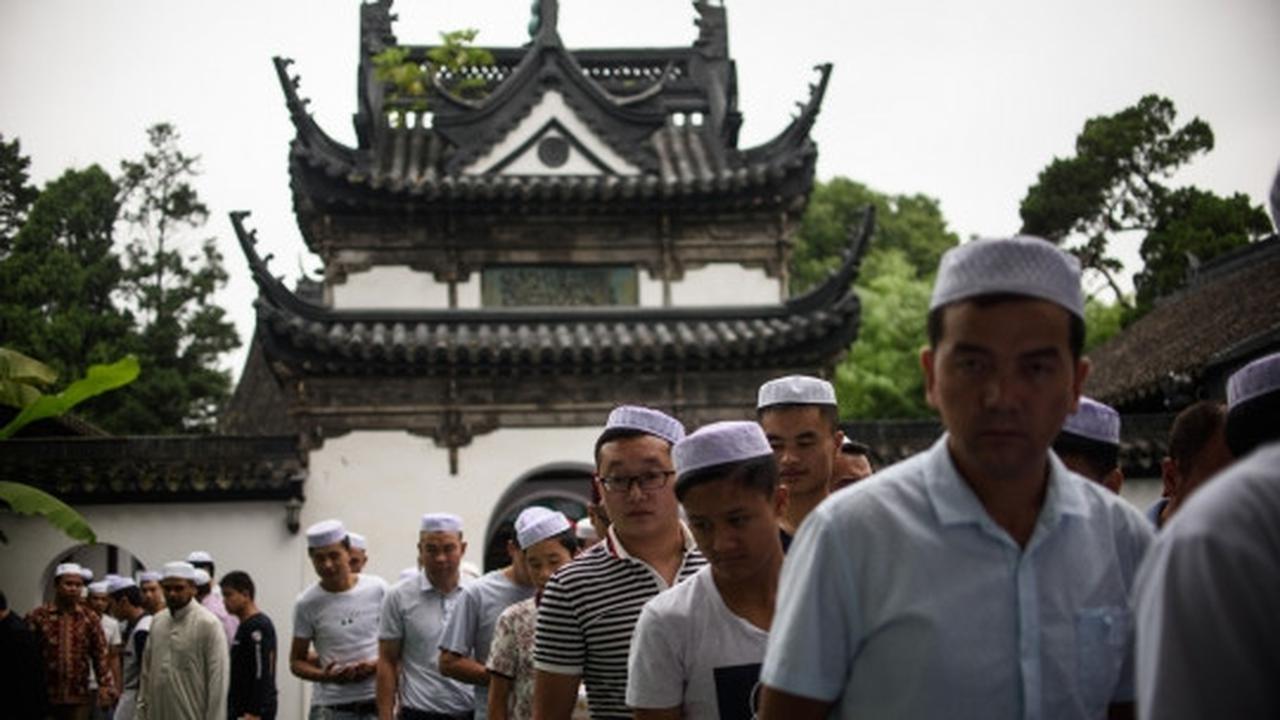 Kekhusyukan muslim minoritas China Salat Id di masjid mirip kuil