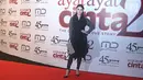 Aktris Citra Kirana berpose untuk difoto saat menghadiri gala premiere film Ayat Ayat Cinta 2 di Jakarta, Kamis (07/12). (Liputan6.com/Herman Zakharia)