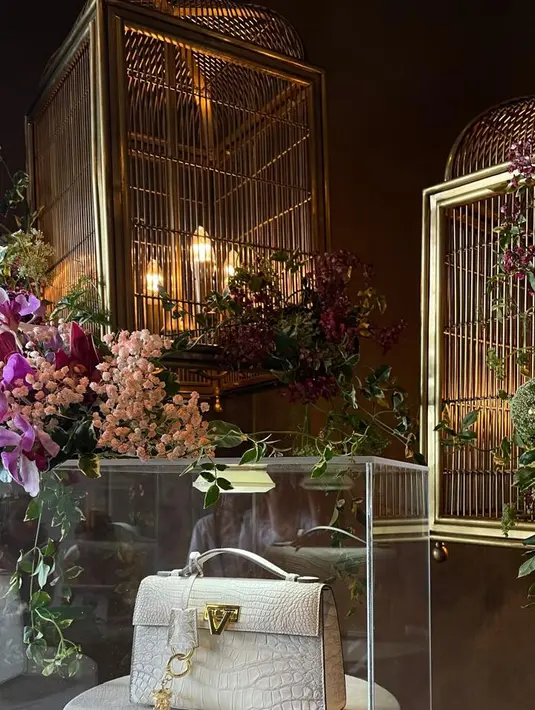 Langham Jakarta menjadi pusat perhatian pada 15 November dengan peluncuran koleksi kolaborasi eksklusif antara Vone World dan ikon fashion global, Heart Evangelista.  Acara ini menghadirkan nuansa mewah yang memadukan desain berani dan elegan, menampilkan deretan koleksi tas eksklusif yang menonjolkan kualitas luar biasa serta craftsmanship yang tak tertandingi. [Fimela/Hilda Irach].