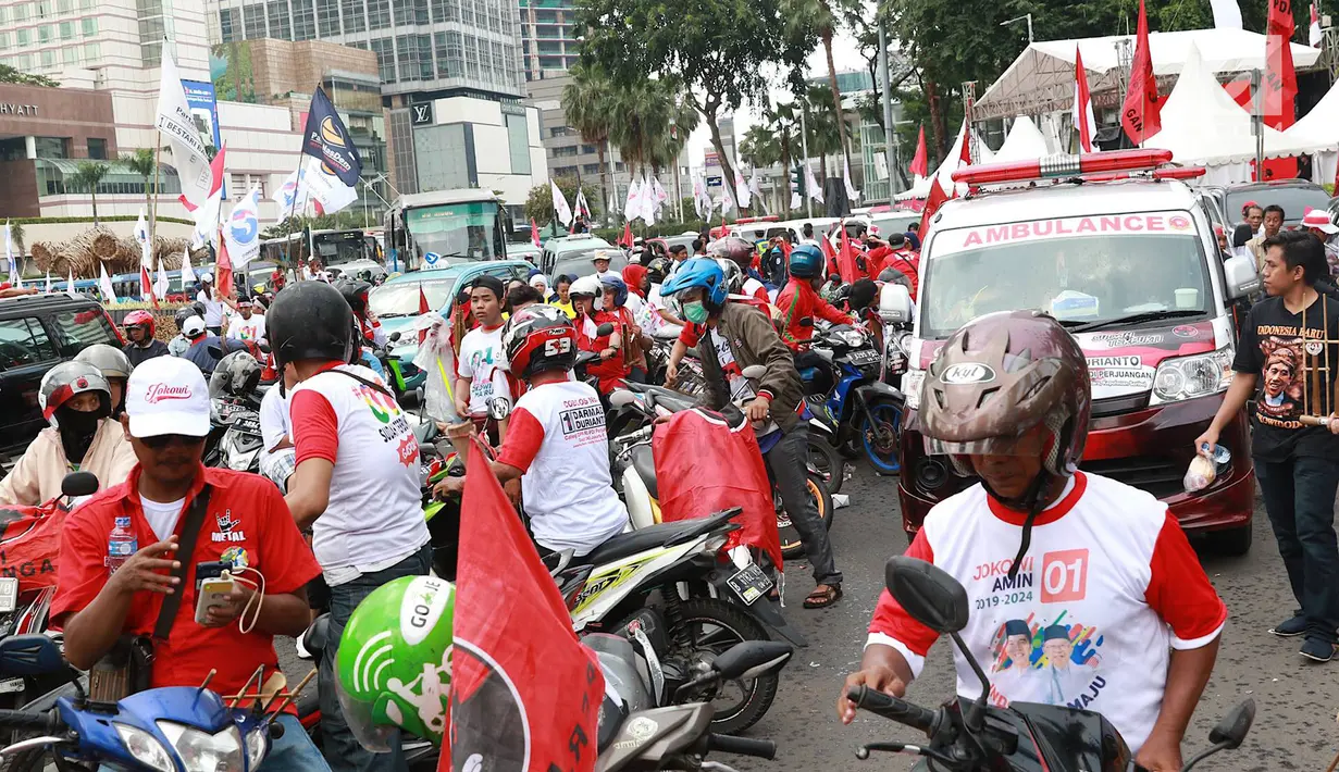 Massa pendukung pasangan calon presiden dan wakil presiden nomor urut 01 Jokowi-Ma'ruf Amin berkonvoi saat kampanye akbar di sekitar Bundaran HI, Jakarta, Sabtu (13/4). Ribuan orang berkumpul untuk menghadiri kampanye akbar pasangan Jokowi-Ma'ruf Amin di Stadion GBK. (Liputan6.com/Immanuel Antonius)