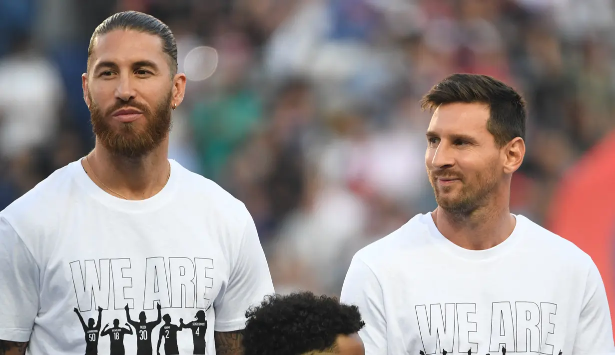 Sergio Ramos bermain bersama Lionel Messi di PSG. Bek asal Spanyol tersebut kemudian kembali ke Sevilla setelah mengakhiri kontraknya dengan Les Parisiens. Pemain 38 tahun itu meninggalkan klub pada musim panas 2024 karena kontraknya tidak diperpanjang. (Bertrand GUAY / AFP)