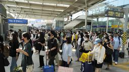 Orang-orang yang memakai masker berbaris untuk naik kereta menjelang liburan "Chuseok" di Stasiun Kereta Seoul di Seoul, Korea Selatan, Kamis (8/9/2022). Chuseok" atau Hari Thanksgiving versi Korea, jatuh pada 10 September 2022. ( AP Photo/Ahn Young-joon)