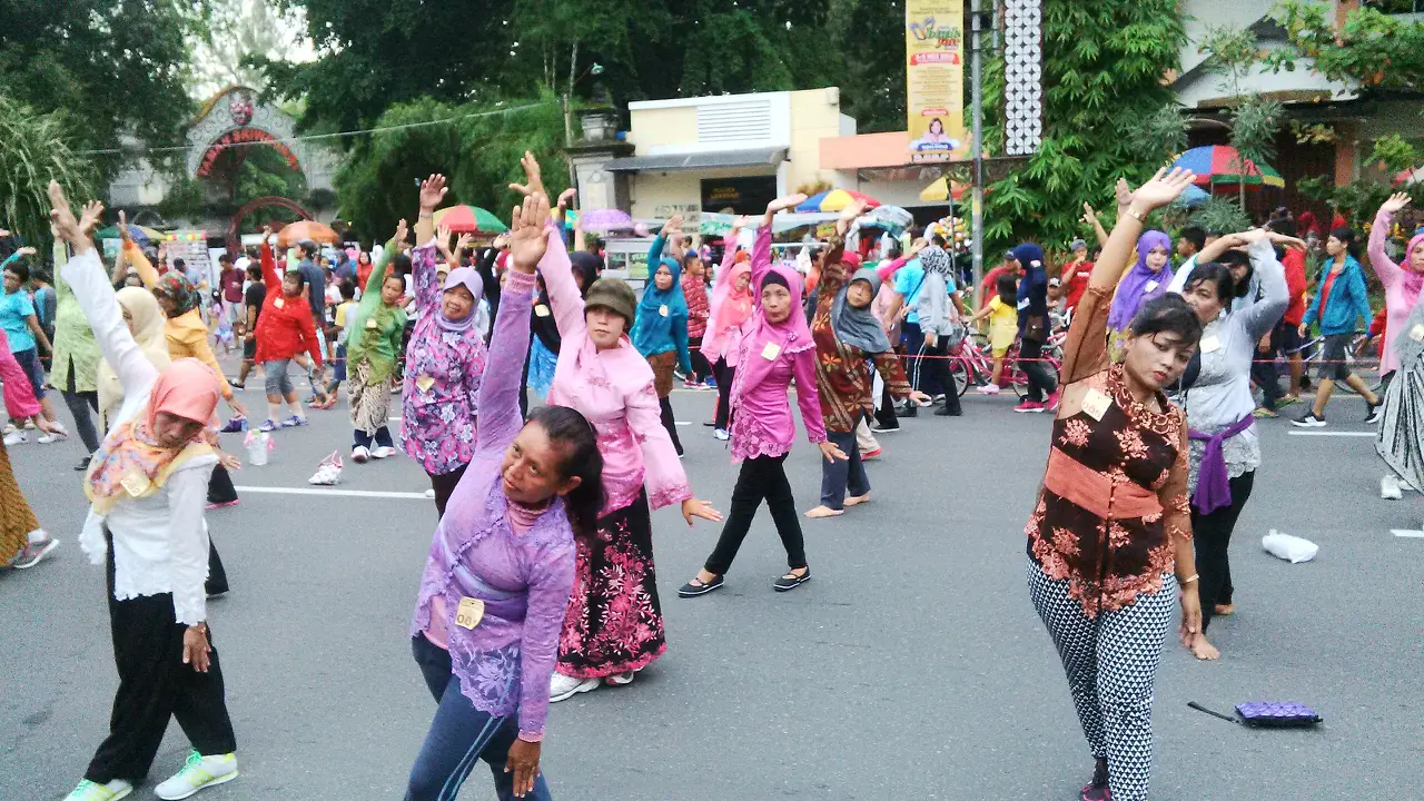 Senam berkebaya peringati Hari Kartini